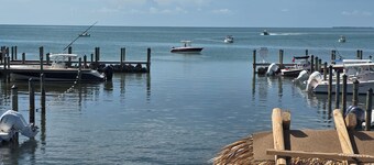 Belle vue sur l'eau avec un cale de bateau