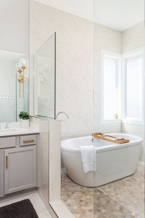 Combined shower/bathtub, hair dryer, towels, soap
