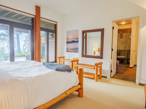 3 bedrooms, iron/ironing board, travel crib, free WiFi