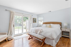 4 bedrooms, desk, iron/ironing board, travel cot