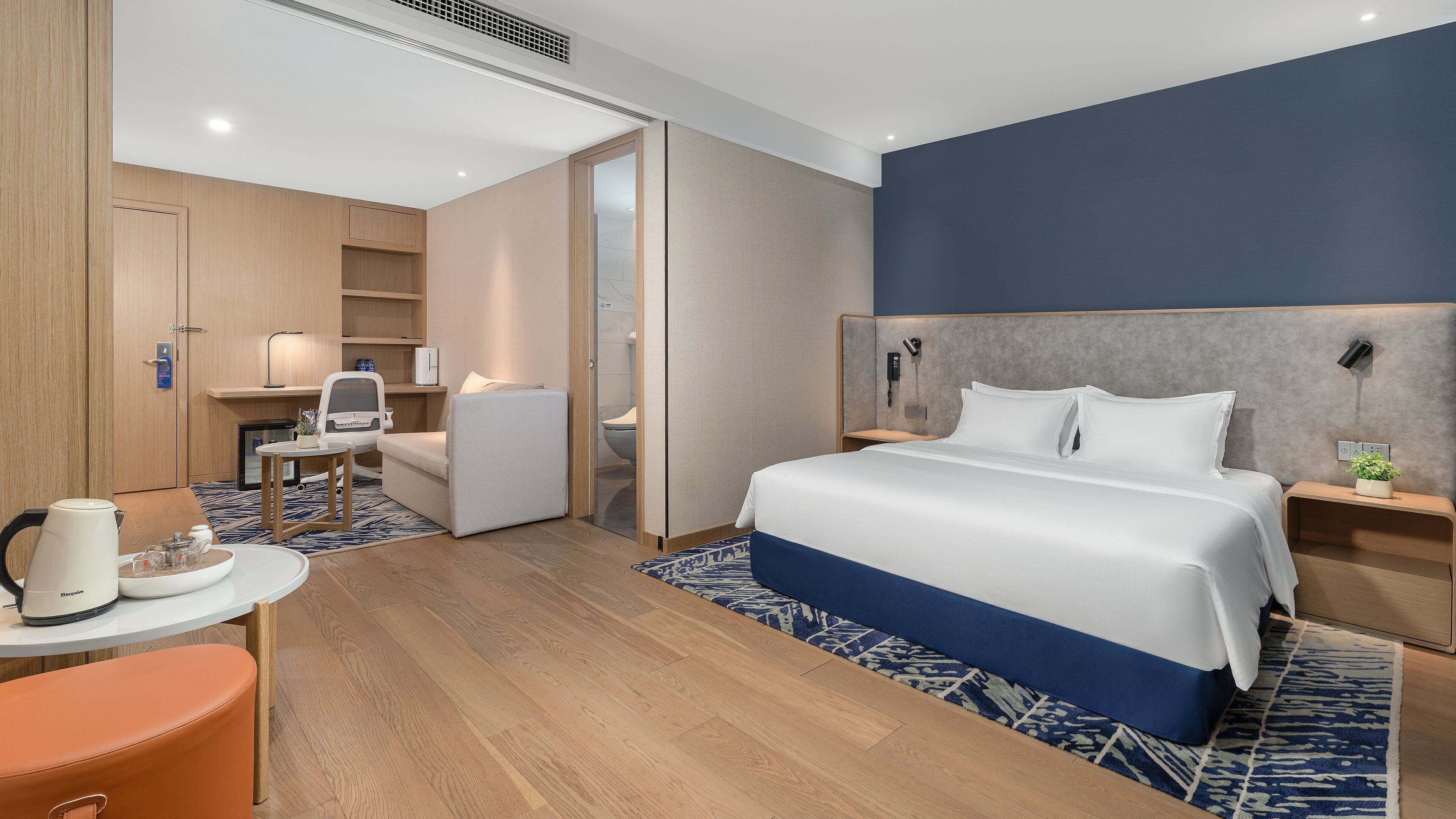 Suite, 1 King Bed, City View | In-room safe, soundproofing