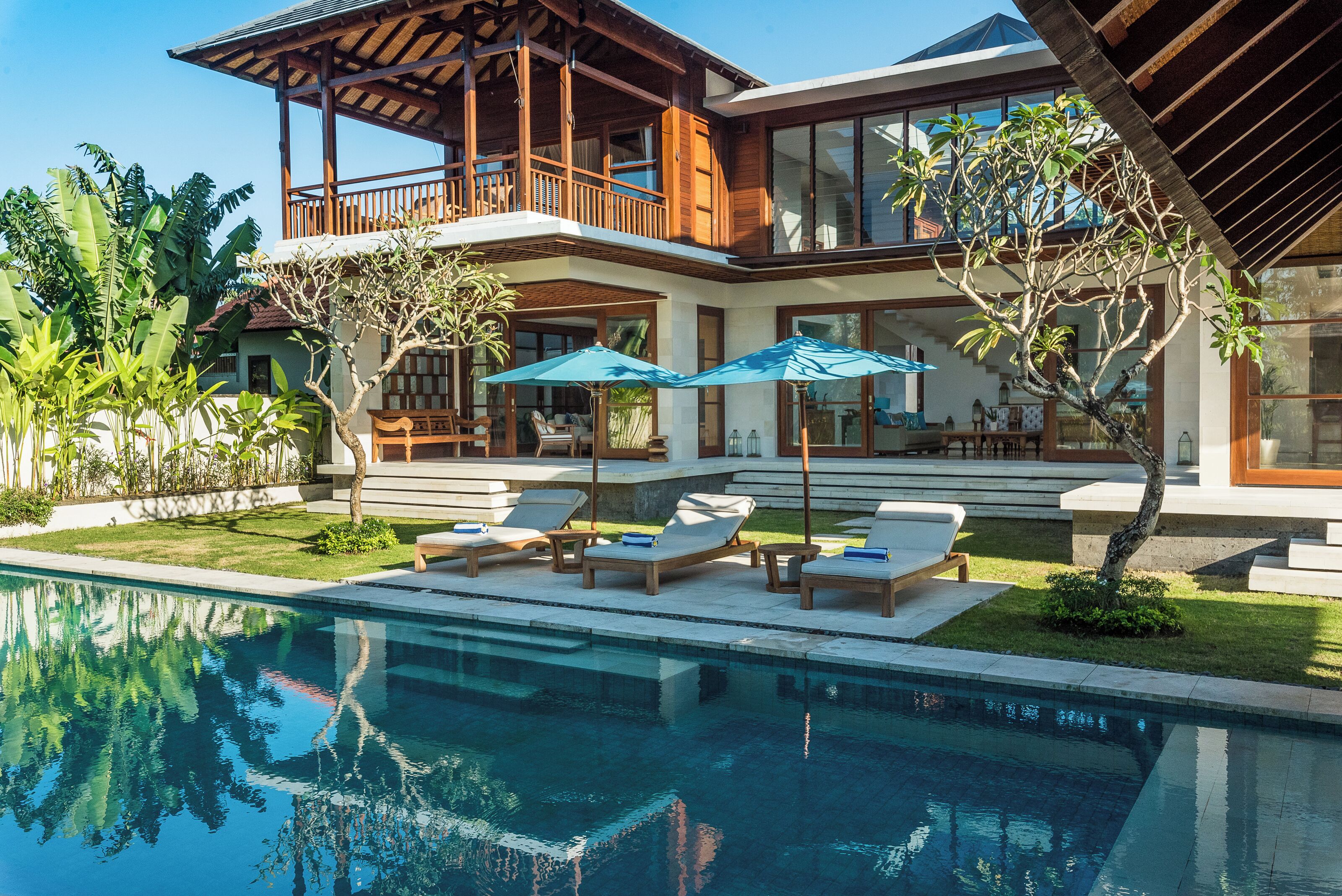 无边泳池，日光浴躺椅