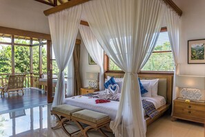 4 soveværelser, pengeskab på værelset, skrivebord, strygejern/strygebræt