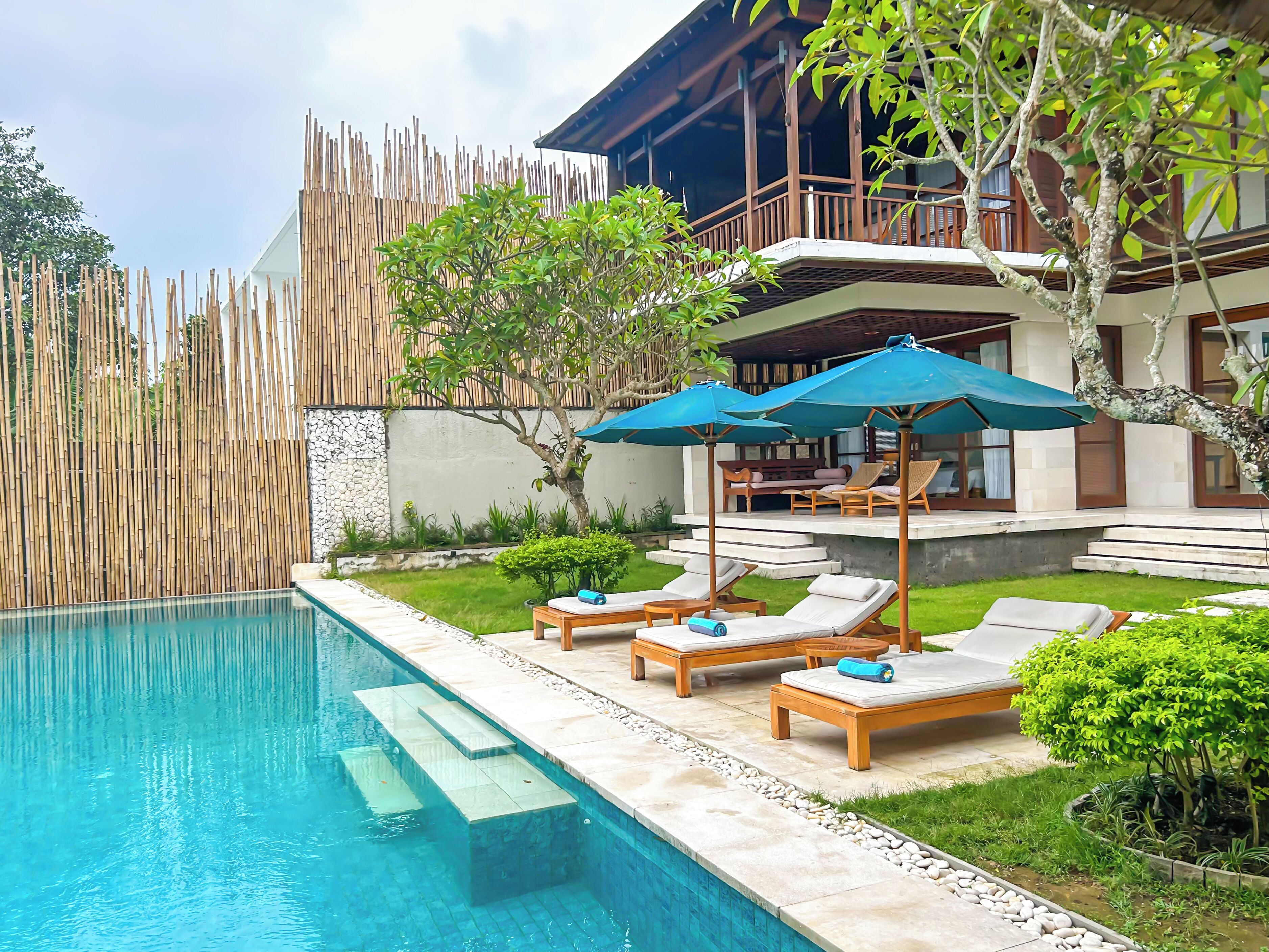 Alberca infinita y camastros 