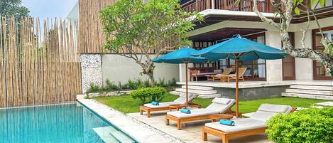 Alberca infinita y camastros