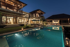 Piscina infinita, espreguiçadeiras