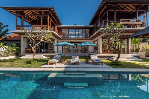 Infinity-pool, liggestole