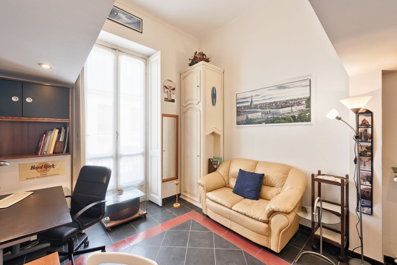 Een televisie en een computerscherm