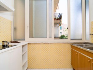 Refrigerador, microondas, silla alta para bebés, utensilios de cocina