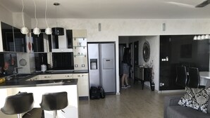 Apartamento superluxo, 2 quartos, sacada, vista para o mar | Área de estar | TV de tela plana, console de videogame