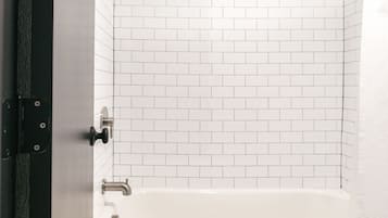 Combined shower/bathtub, free toiletries, hair dryer, towels