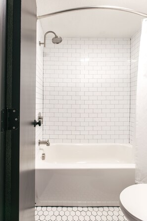 Duschwanne, kostenlose Toilettenartikel, Haartrockner, Handtücher