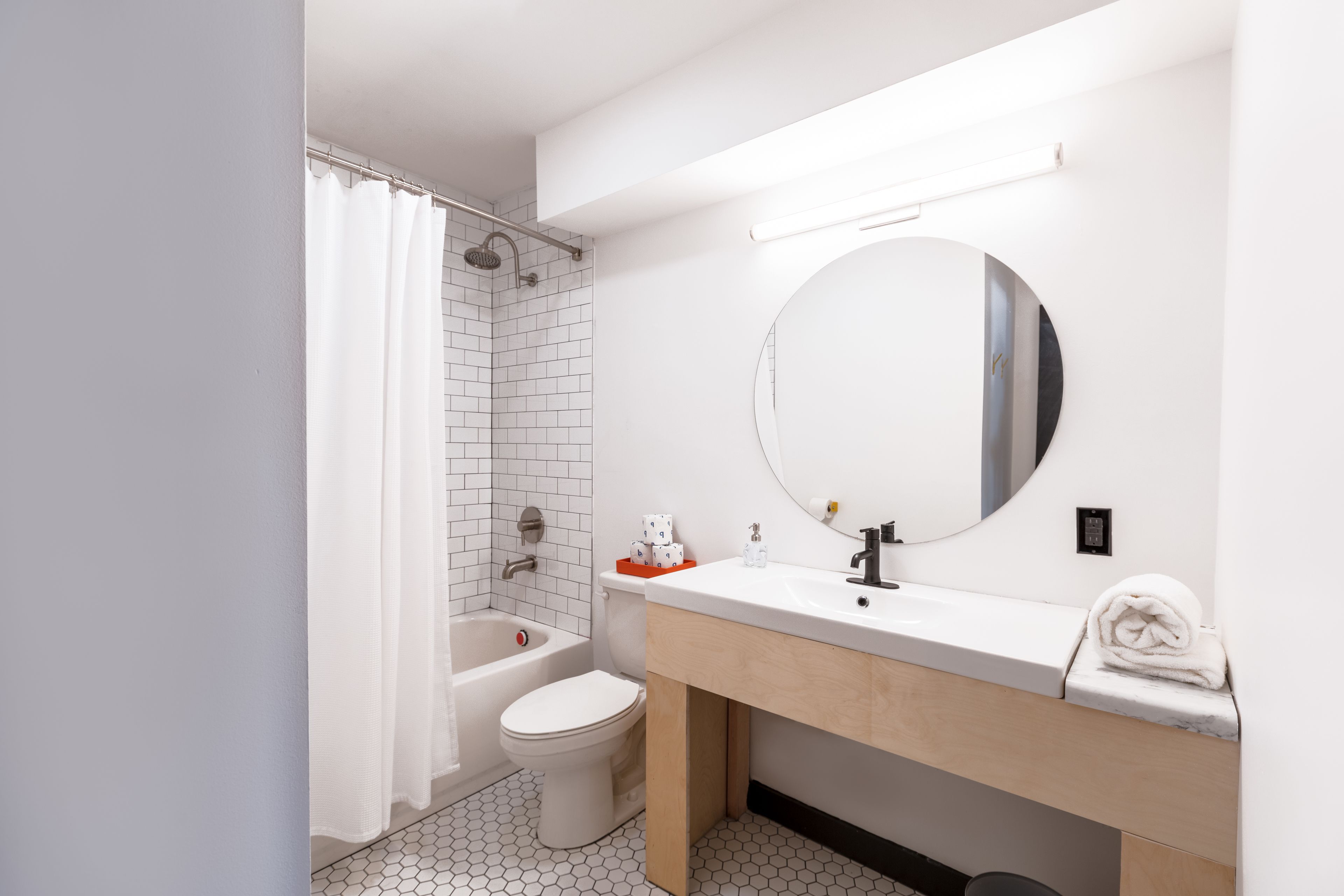 the petunia room | bathroom | combined shower/bathtub, free toiletries, hair dryer, towels