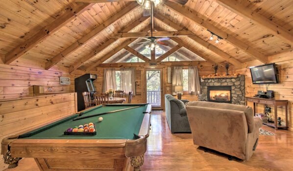 Game room - Dream Away Cabin - Beautiful, cozy and charming retreat (Sevierville)