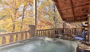 Outdoor spa tub - Dream Away Cabin - Beautiful, cozy and charming retreat (Sevierville)