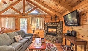 TV, fireplace, DVD player, video library - Dream Away Cabin - Beautiful, cozy and charming retreat (Sevierville)