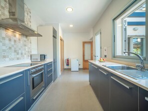 Frigorífico, microondas, horno y lavavajillas