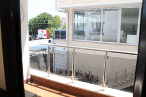 1 bedroom, premium bedding, desk, laptop workspace
