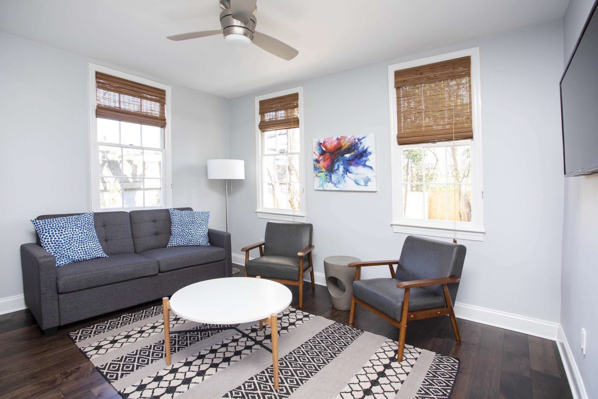 Freshly Renovated 2 Bedroom Apt, Walk Everywhere!