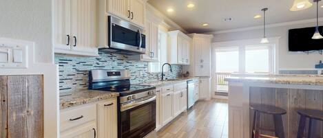 Een koelkast, een magnetron, een oven, een kookplaat