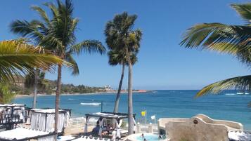 Playa en los alrededores, camastros y toallas de playa