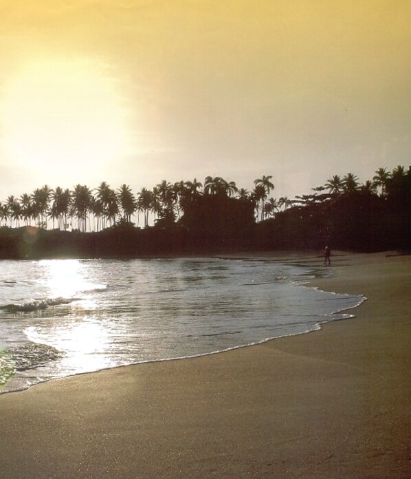 Beach nearby, sun-loungers, beach towels