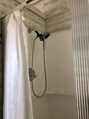 Dusche, Handtücher, Seife, Shampoo