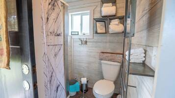 Douche, serviettes fournies, savon, shampoing