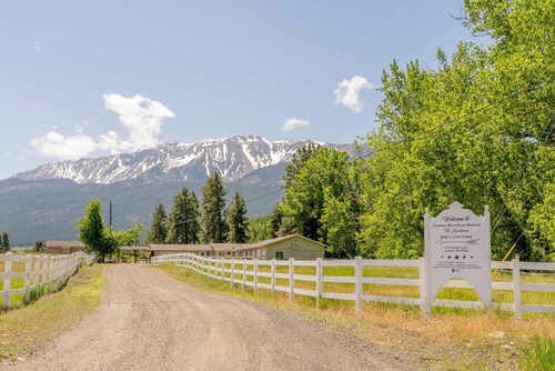 Cow Camp: A Quiet Cozy Cottage w Mountain Vistas &  A River Runs Through It