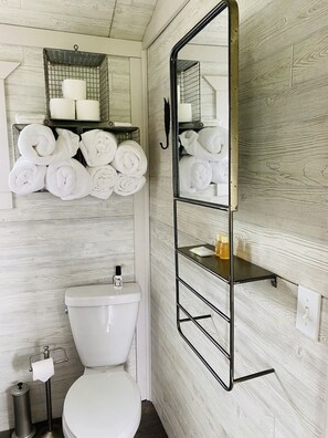 Douche, serviettes fournies, savon, shampoing