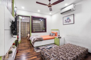 2 bedrooms, WiFi, bed sheets