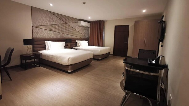 Senior Room | In-room safe, desk, laptop workspace, blackout drapes - Maxx Hotel Ortigas (Pasig)