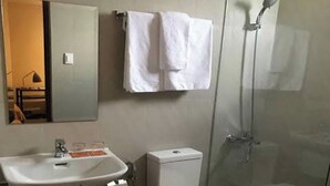 Shower, free toiletries, hair dryer, slippers - Maxx Hotel Ortigas (Pasig)