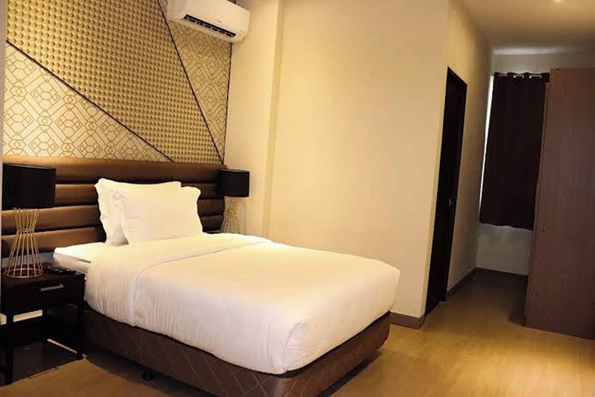 In-room safe, desk, laptop workspace, blackout curtains