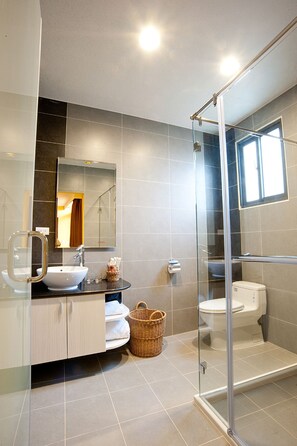 Quarto casal luxo | Banheiro | Chuveiro, chuveiro com efeito de chuva, produtos de toalete grátis 