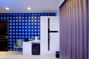 Design Double Room | Desk, blackout drapes, soundproofing, rollaway beds - Flower Style B&B (Donggang)