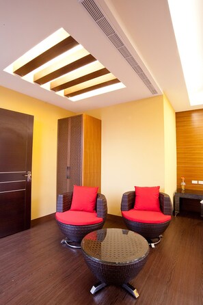 Deluxe tweepersoonskamer | Een bureau, verduisterende gordijnen, geluiddichte muren