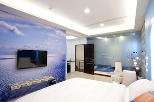 Escritorio, cortinas blackout y sistema de insonorizaciĂłn