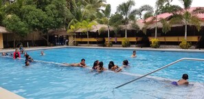 Hồ bơi ngoài trời, mở cửa từ 10:00 đến 22:00, lều (phụ phí) 
