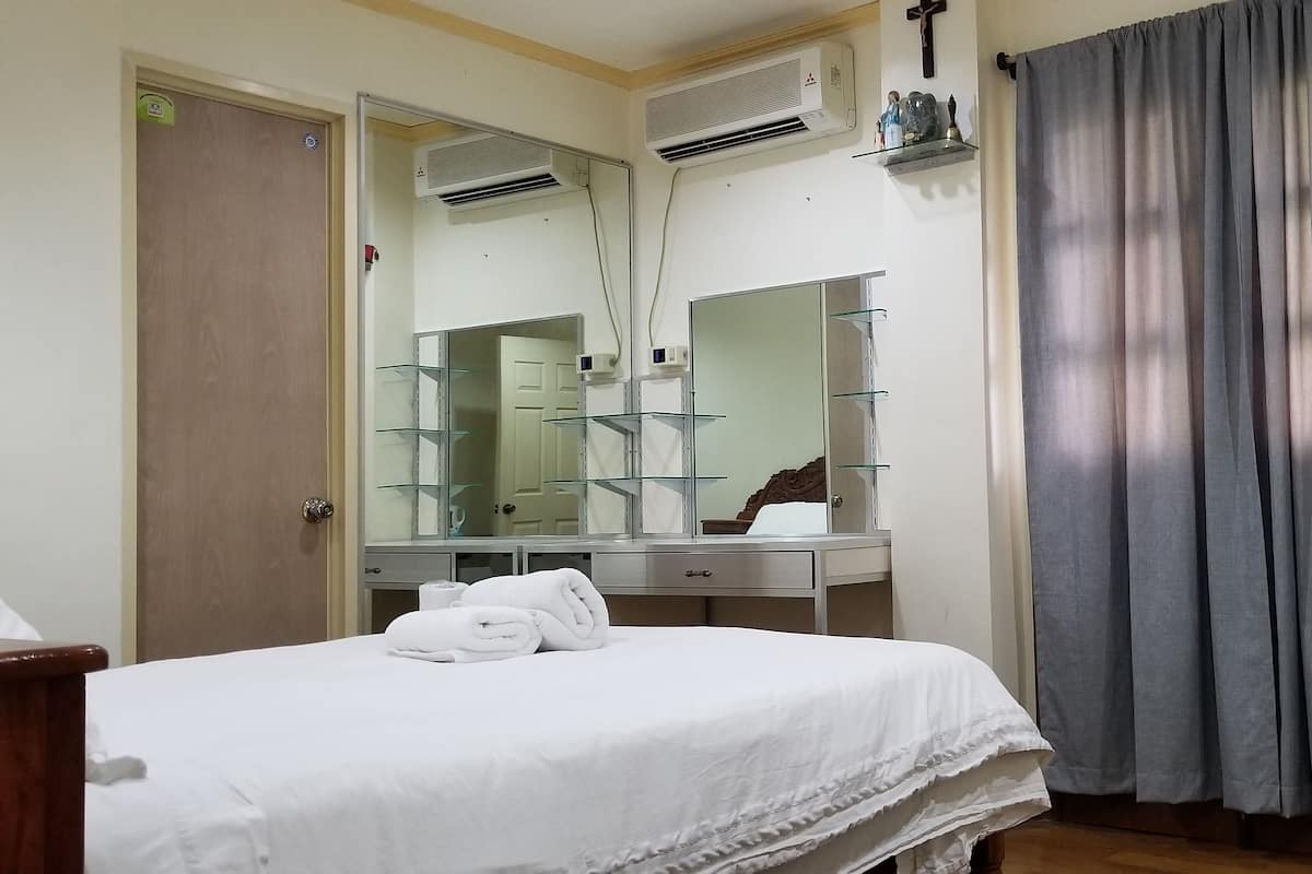 Chambre (VIP Rm. 1) | Rideaux occultants, lits pliants/supplémentaires, Wi-Fi gratuit