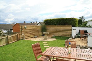 Outdoor dining - Penmon View, Moelfre, Anglesey. With sea and mountain views. (Moelfre)