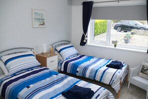 2 bedrooms, iron/ironing board, WiFi, bed sheets - Penmon View, Moelfre, Anglesey. With sea and mountain views. (Moelfre)