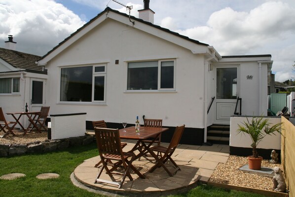 Outdoor dining - Penmon View, Moelfre, Anglesey. With sea and mountain views. (Moelfre)