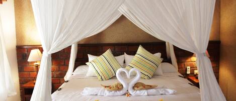 Comfort Double or Twin Room, Garden View | Desk, bed sheets