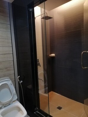 Kamar Double Deluks | Kamar mandi | Shower, perlengkapan mandi gratis,  dan handuk