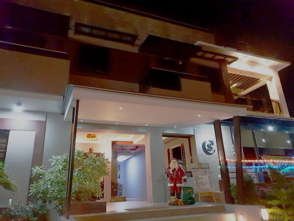 Bagian depan properti - sore/malam