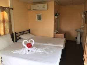 Twin Room | Premium bedding, free WiFi - Chomtawan Home (Phetchaburi)