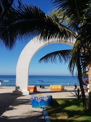 Na praia, espreguiçadeiras, toalhas de praia 