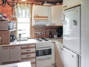 A compact kitchen with a stove, oven, microwave, and refrigerator. - Ylläsmukka a 3 by Interhome (Äkäslompolo)