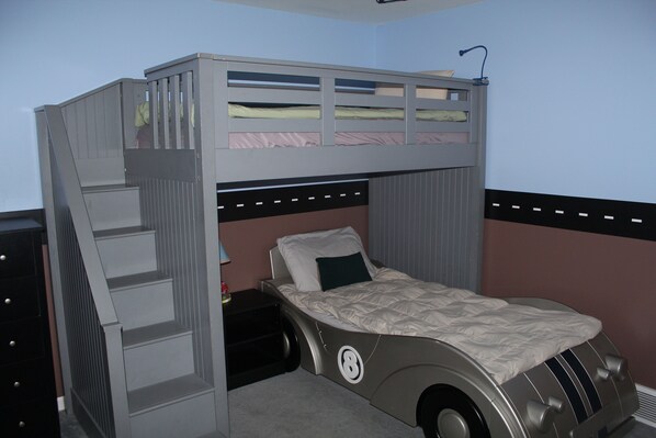 4 bedrooms, in-room safe, iron/ironing board, WiFi